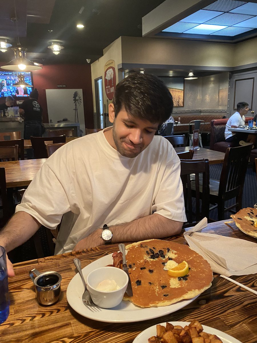 Rebud_CEO's tweet photo. Las Vegas 2024 @RareEvo 
@wabdoteth  vs  American breakfast 

It’s very confusing for him https://t.co/0OwrwtBTfW