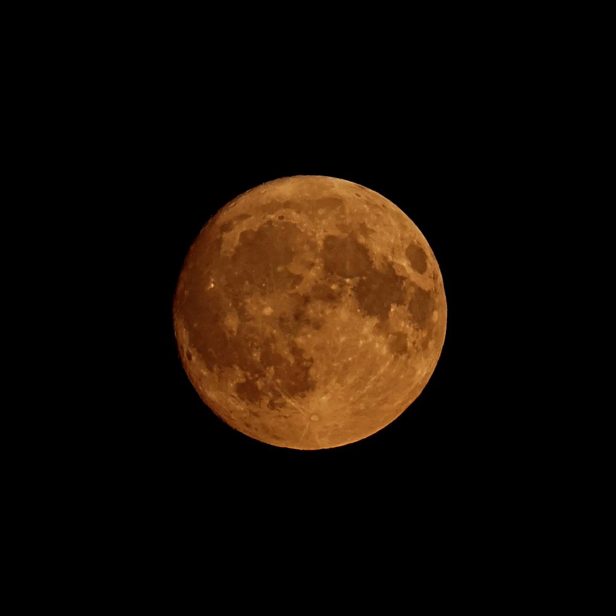 Beautiful red moon tonight 😍📸🌛
