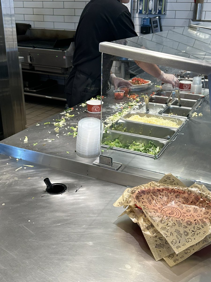 mrsleannacarson's tweet photo. So we left one meal short since they had already made our other entree. And needless to say, we once again won’t be going back. @ChipotleTweets plus, this is the mess of a bar they were working with. Talk about cleanliness…. YIKES.
Thought you guys were going to be doing better? https://t.co/n1BBPqmA5Y