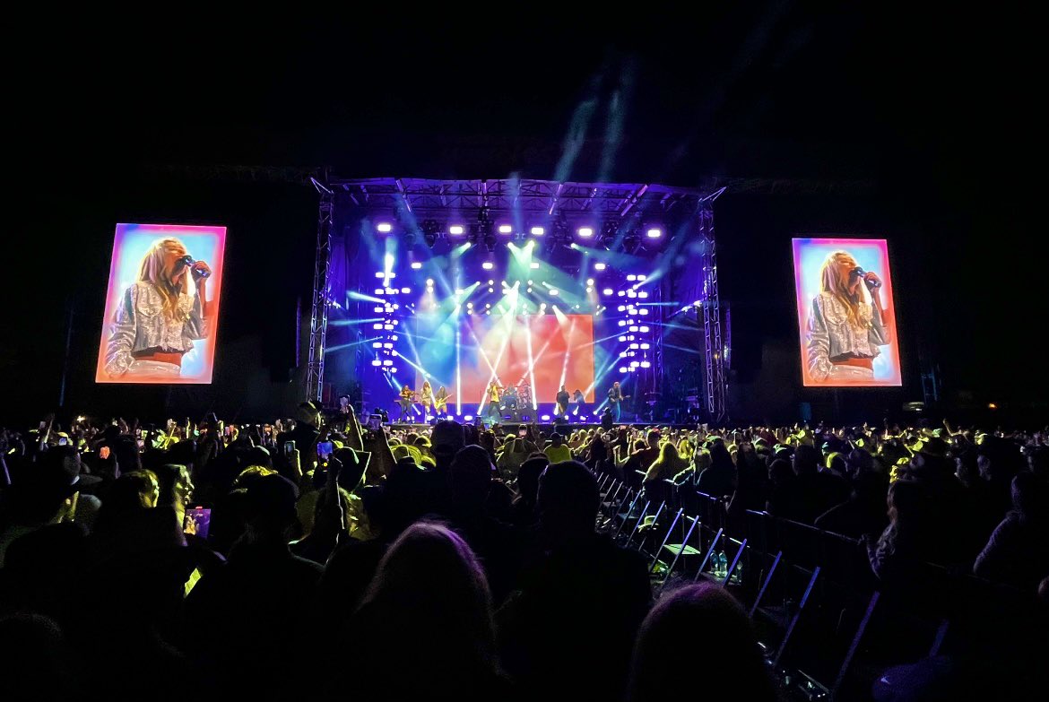 sheppardj94's tweet photo. Had the best time at @CPMFEST last night! My absolute favourite, @ShaniaTwain, is as phenomenal as ever! Such a good show 🤠 Please come back to NL soon, but for now I’ll be planning my trip to Vegas 🎰🤩💞 https://t.co/MORKvwwoCJ