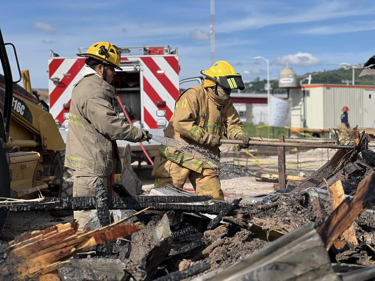 NewsSanmiguel's tweet photo. #PORSINOSUPISTE Esta tarde de domingo, Bomberos y Paramédicos SMA 👩🏻🚒🧑🏽🚒🚒 atendieron #reporte de incendio🔥 de una bodega de madera en lote en construcción sobre la carretera a #Celaya, a la altura de la entrada al Club de Golf ⛳️ #Malanquin.
🧵🚒👨🚒 https://t.co/oKtSMlCndL