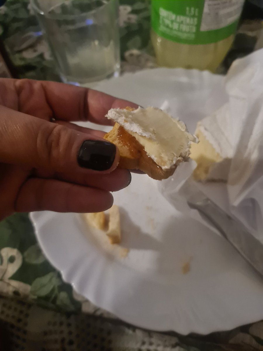 Larica chic. 
Geleia com queijo Brie.