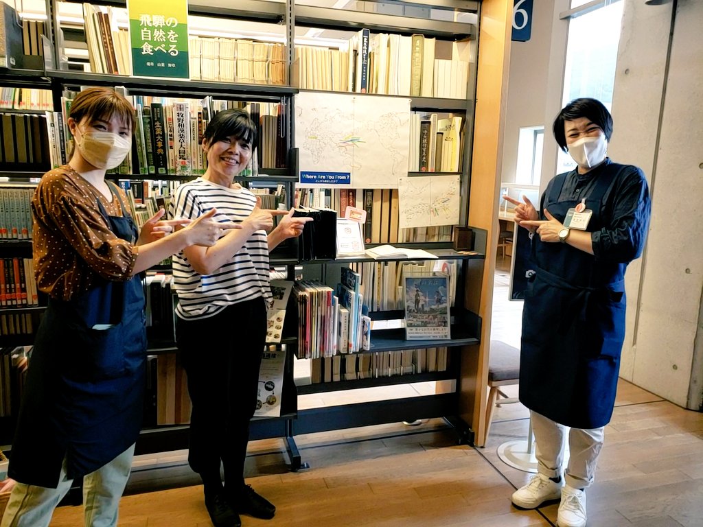HitsFM765's tweet image. ナビゲーター 服部和子です♪

13:30～ #Enrichyourlife #飛騨市図書館のススメ お届けします♡

飛騨市図書館は #映画 #君の名は で 主人公の #瀧 くんが #糸守町 について調べたモデルとなっています。

そんなスポット写真撮りました。

 #図書館カフェ #神図音楽会 #hitsfm765