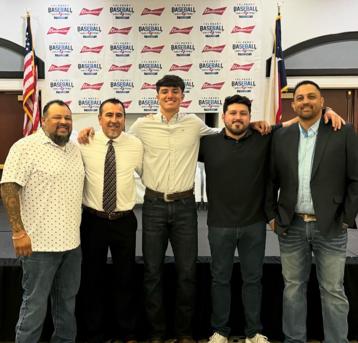 YHSIndiansbase1's tweet photo. 2024 El Paso Baseball Hall of Fame banquet! Coach Solis and Evan honored as High School Coach and Player of the Year! #valleyboys #bowup #OnceAlways https://t.co/RFA4FVjJR5