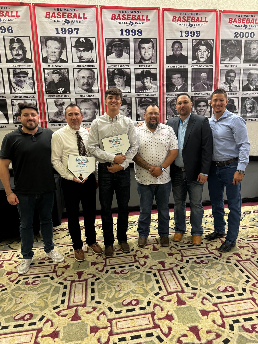 YHSIndiansbase1's tweet photo. 2024 El Paso Baseball Hall of Fame banquet! Coach Solis and Evan honored as High School Coach and Player of the Year! #valleyboys #bowup #OnceAlways https://t.co/RFA4FVjJR5