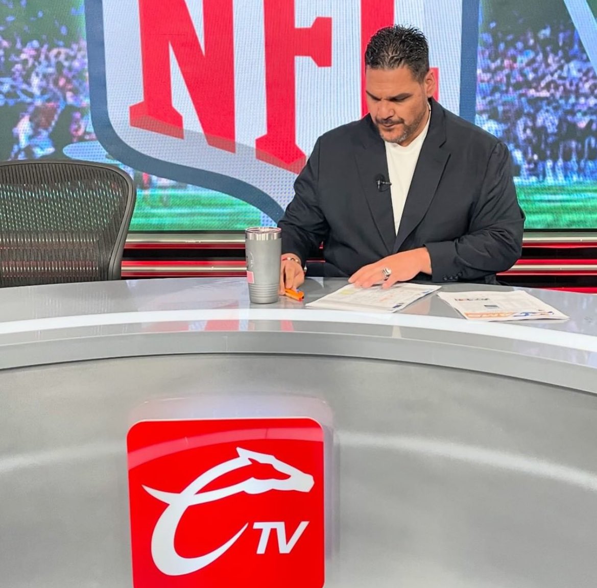 TYSONLOPEZ's tweet photo. Cuando haces lo que amas, ¡se nota! Me siento tan bien como me veo. La vida me golpeó, pero ya era hora de mi remontada. #tylo #player #nfl @somoscalientetv https://t.co/PcdB4syrLP