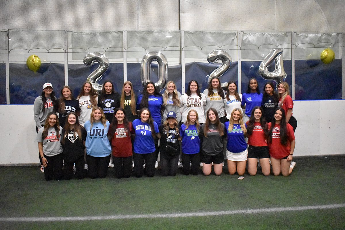 EStateHuskies's tweet photo. 𝐀 𝐥𝐨𝐯𝐞 𝐥𝐞𝐭𝐭𝐞𝐫 𝐭𝐨 𝐭𝐡𝐞 𝐜𝐥𝐚𝐬𝐬 𝐨𝐟 𝟐𝟎𝟐𝟒 💙🫶🏼

At Signing Day; teammates, friends, family &amp; Huskies wrote our Class of 2024 words of encouragement.

Good luck! We’re rooting for you, can’t wait to follow your journeys! 

#GDTBAH #DogsUp @3n2sports https://t.co/mBm80GB2uC