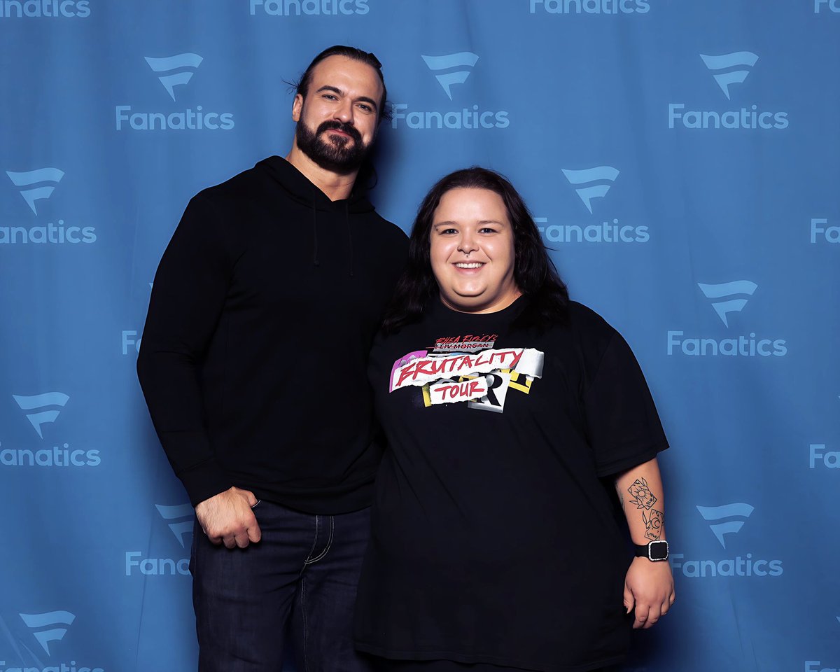 vSailor_Moonv's tweet photo. @DMcIntyreWWE I FINALLY GOT TO MEET THE SCOTTISH WARRIOR. Aaaah. I’m never recovering. #DrewMcIntyre #WWE #FanaticsFestNYC https://t.co/7xp3EeXBDK