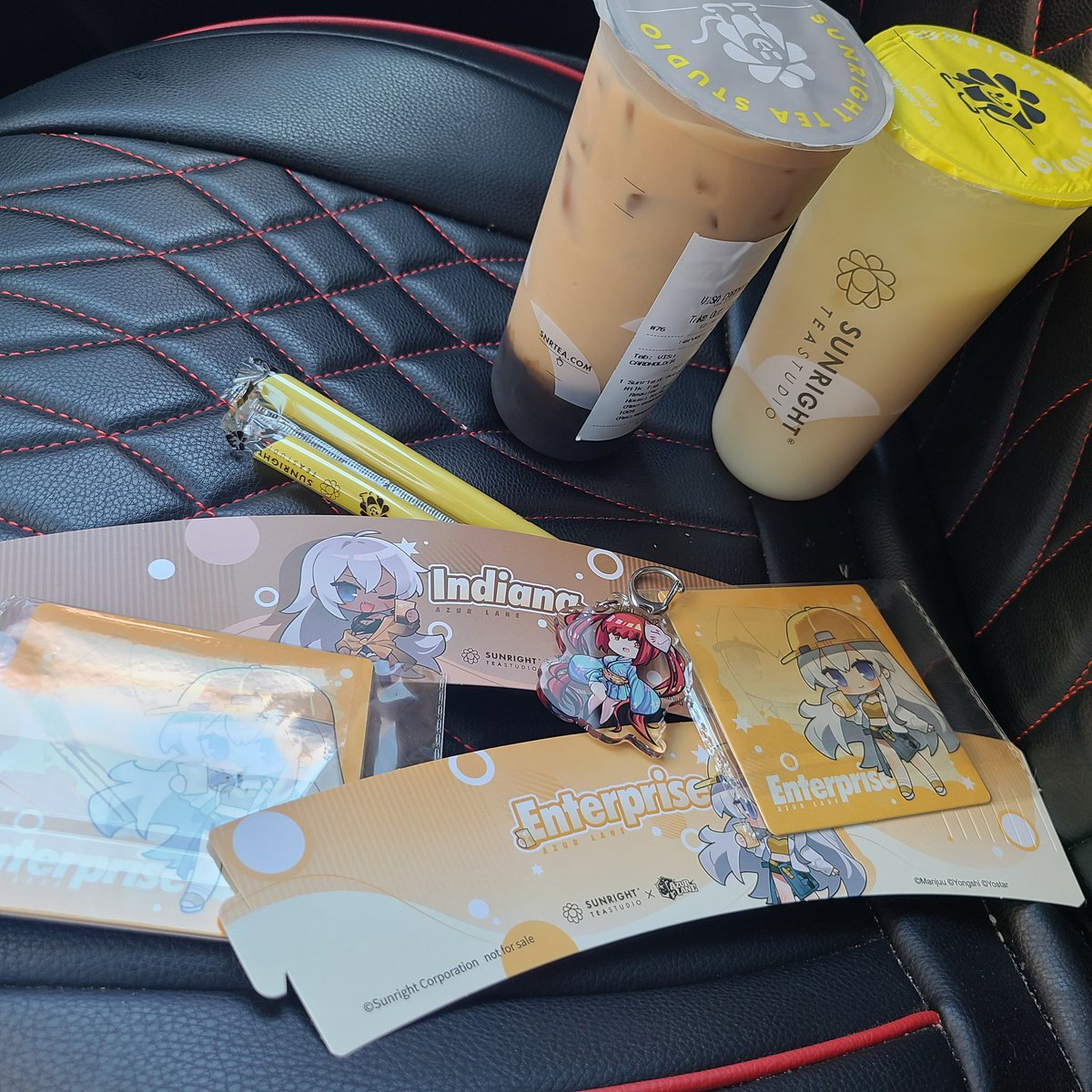 GunnarTook's tweet photo. Took Lulu along to try boba tea for the first time from Sunright Tea studio. The Lemon Yakult was very refreshing. Lulu key charm by @SugoidereDraws 
Actually posted the photo this time.
#AzurLane #アズールレーン #AzurLane6thAnniv #ALKickback https://t.co/DFrkooa8NN