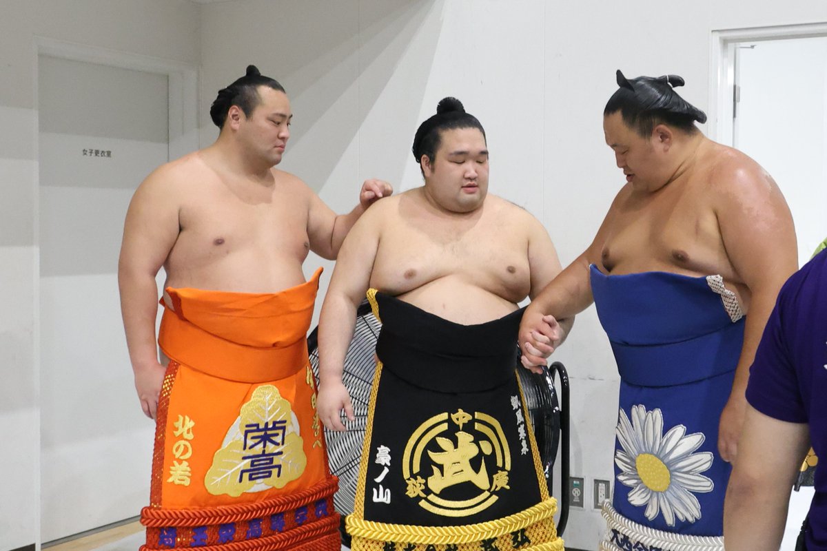 夏巡業 #オフショット ＞ 豪ノ山の毛が気になる北の若。 玉鷲の日