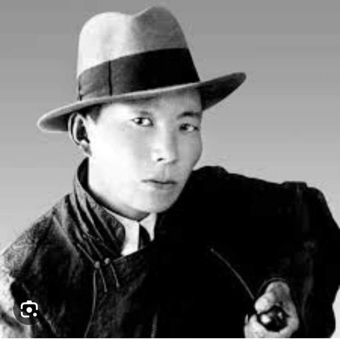 Түүхийн хэлхээ шастирыг ийн товч бөгөөд тодорхой шүлэглэсэн байдаг ажээ.
Гэтэл бидэнд энэ шүлгийг бүтнээр зааж, цээжлүүлж байгаагүй нь соц бодлого, Оросын нөлөө л бсн бх даа. 

Д.Нацагдорж   1936 он.

ТҮҮХИЙН ШҮЛЭГ