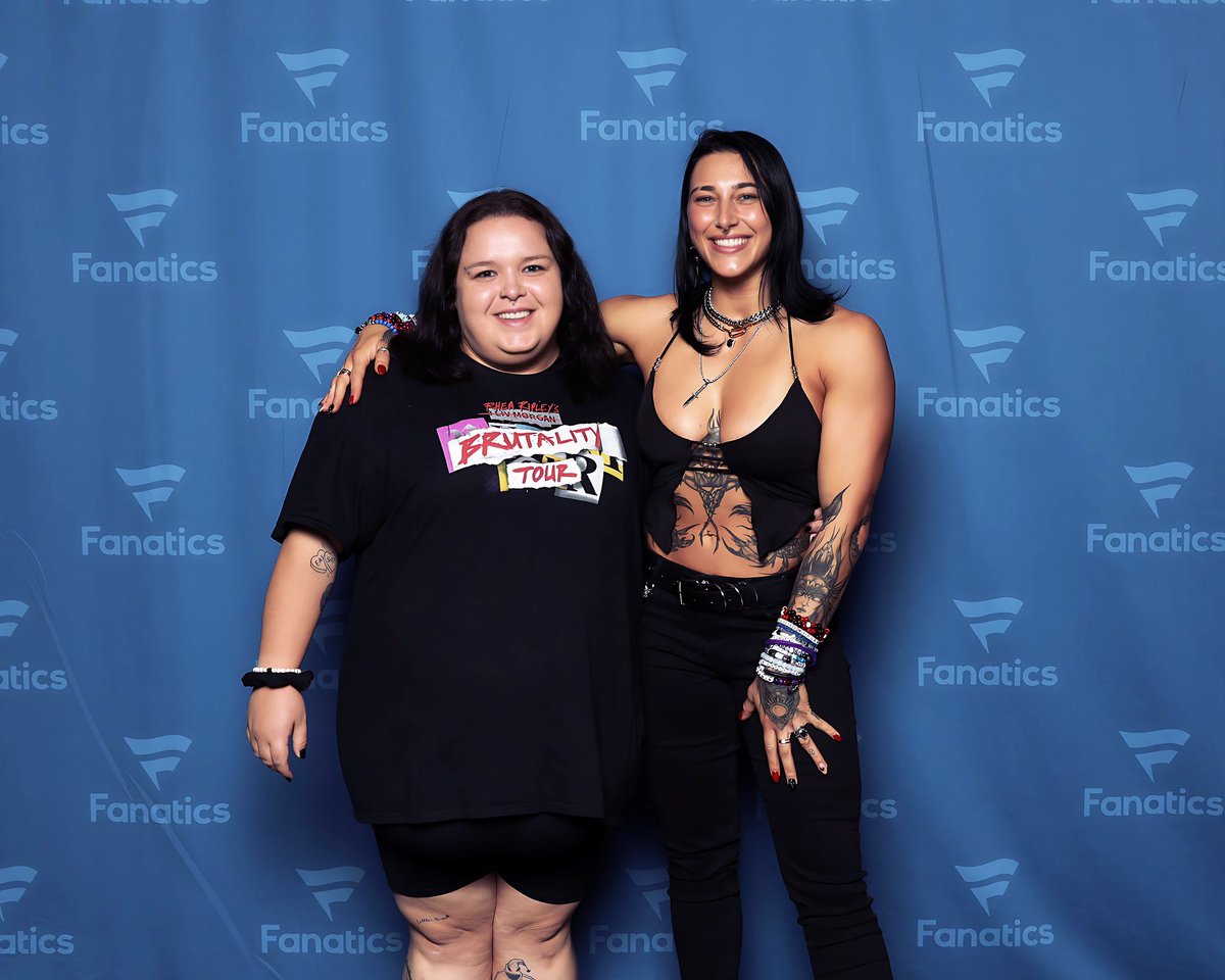 vSailor_Moonv's tweet photo. Saving the best for last. @RheaRipley_WWE 
Words can’t begin to describe how pivotal and therapeutic this was for me. Thank you so much for the hug. I needed that today. 🥹 #wwe #RheaRipley #FanaticsFestNYC https://t.co/NRfNSnPR9a