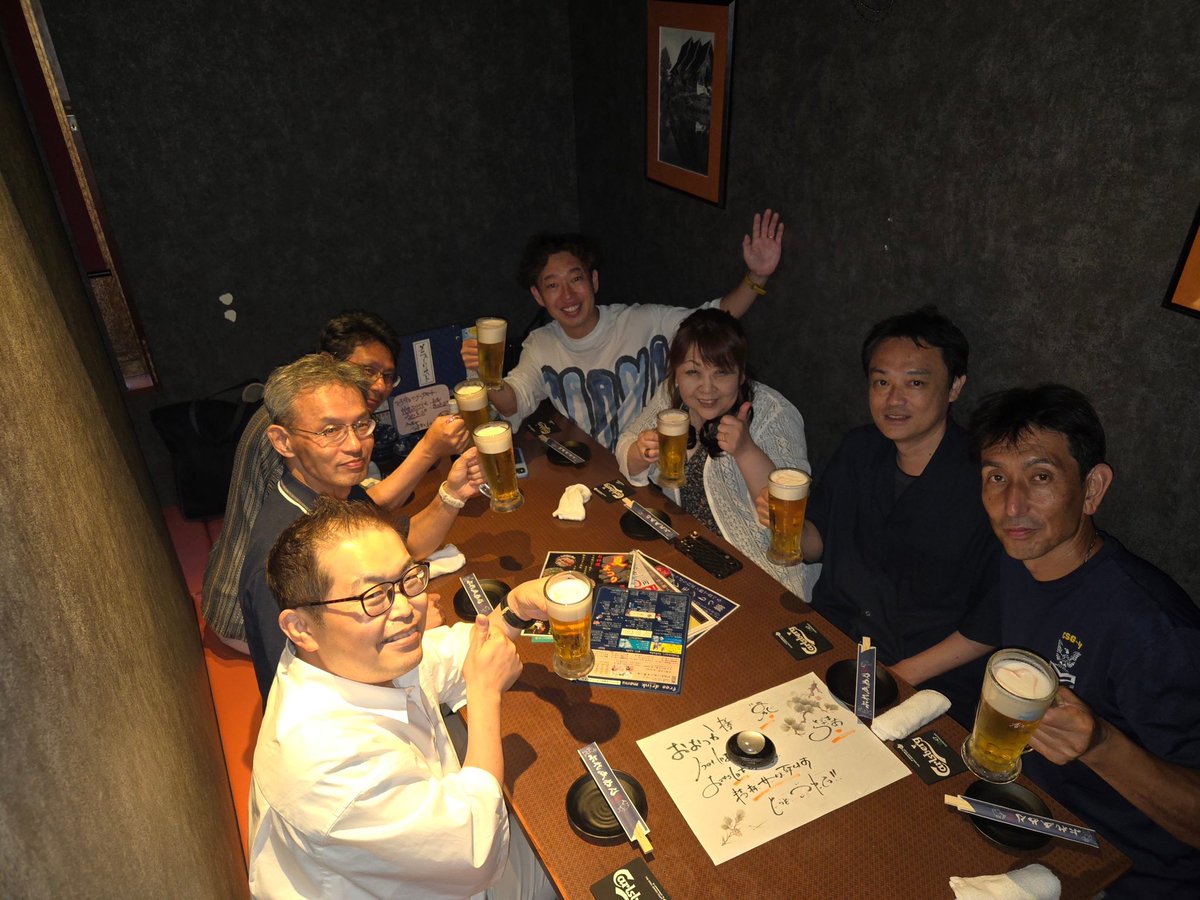 honjoyamato1's tweet photo. 長年オンラインビジネスを教えてるわけですけど、どうも「オンラインだけ」というのが苦手で。きのう、おととい連続でリアルセミナーin湘南。まあこれだけじゃなくて、最近は人生でほとんどの行く機会のない秋田で勉強会、先日は京都でリアルでコンサルしたり。今度は福岡でしたり。もはや僕はオンラインの人ではなくなっているのです。

リアルで人と会うと、やっぱりその場のエネルギーが違うんだよね。オンラインだけじゃ感じ取れない熱量や、瞬間的なインスピレーションが生まれる。それに、直接顔を合わせることで、参加者の表情や反応から学ぶことが多い。こうして全国各地を飛び回ることで、自分自身も刺激を受け続けている感じ。オンラインは確かに便利だし、効果的なツールではあるけど、やっぱりリアルには勝てなー

人と直接関わることで、信頼感や絆も深まるし、より深い学びが得られる。オンラインとリアルのハイブリッドなスタイル。これがたまらなく好きなんですよね