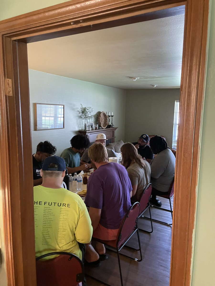 JQMendenhall's tweet image. We loved having the D-Line crew over some BBQ this afternoon. What a great way to finish week 1 of fall camp. This is a special group! 🦬 🏈 💚#obu #ontovictory