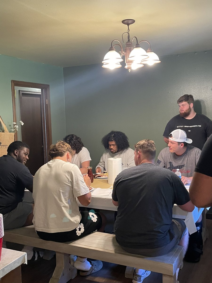 JQMendenhall's tweet image. We loved having the D-Line crew over some BBQ this afternoon. What a great way to finish week 1 of fall camp. This is a special group! 🦬 🏈 💚#obu #ontovictory