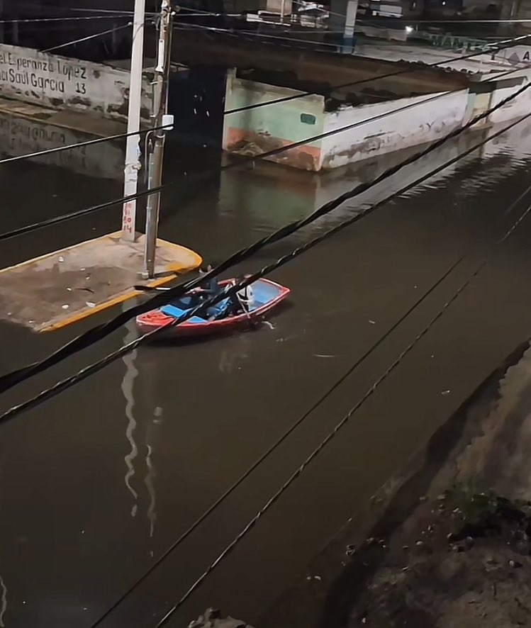 Ia__BeIlIezza's tweet photo. Mientras en Chalco navegan en aguas negras , la “maestra” Delfina descansa placenteramente en su casa de Polanco . https://t.co/ioPXX4XYiF