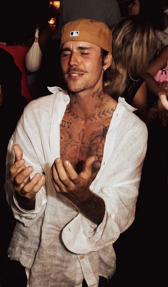 ele meteu
ele meteu um bigodinho cafajeste saliente logo quando tá pra virar pai

ele sabe muito da coisa não tem jeito 😮‍💨🥵