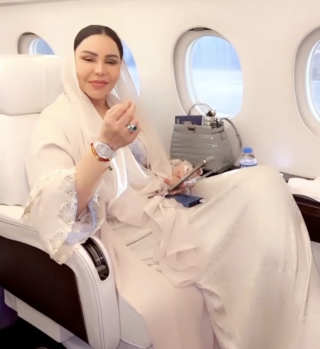 gorgeous4ew's tweet photo. احلام الشامسي:

اذا زعلتوا اركبو الطيارة وسافروا واستانسوا وعيشوا الحياة تعبنا واحنا نراضي. https://t.co/kV3I356NTk