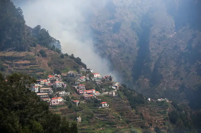 ferrandalmau78's tweet photo. #IFMadeira #Fire 

1) Esta es la isla de #Madeira vista el 17 de agosto de 2024 desde el satélite Landsat 8 y el área afectada por un #IncendioForestal con datos de #Eumetsat 

Ayer el fuego ya había consumido un 6% de la superficie de la isla en 4 días #IIFF #IUF https://t.co/lPlZReJGox