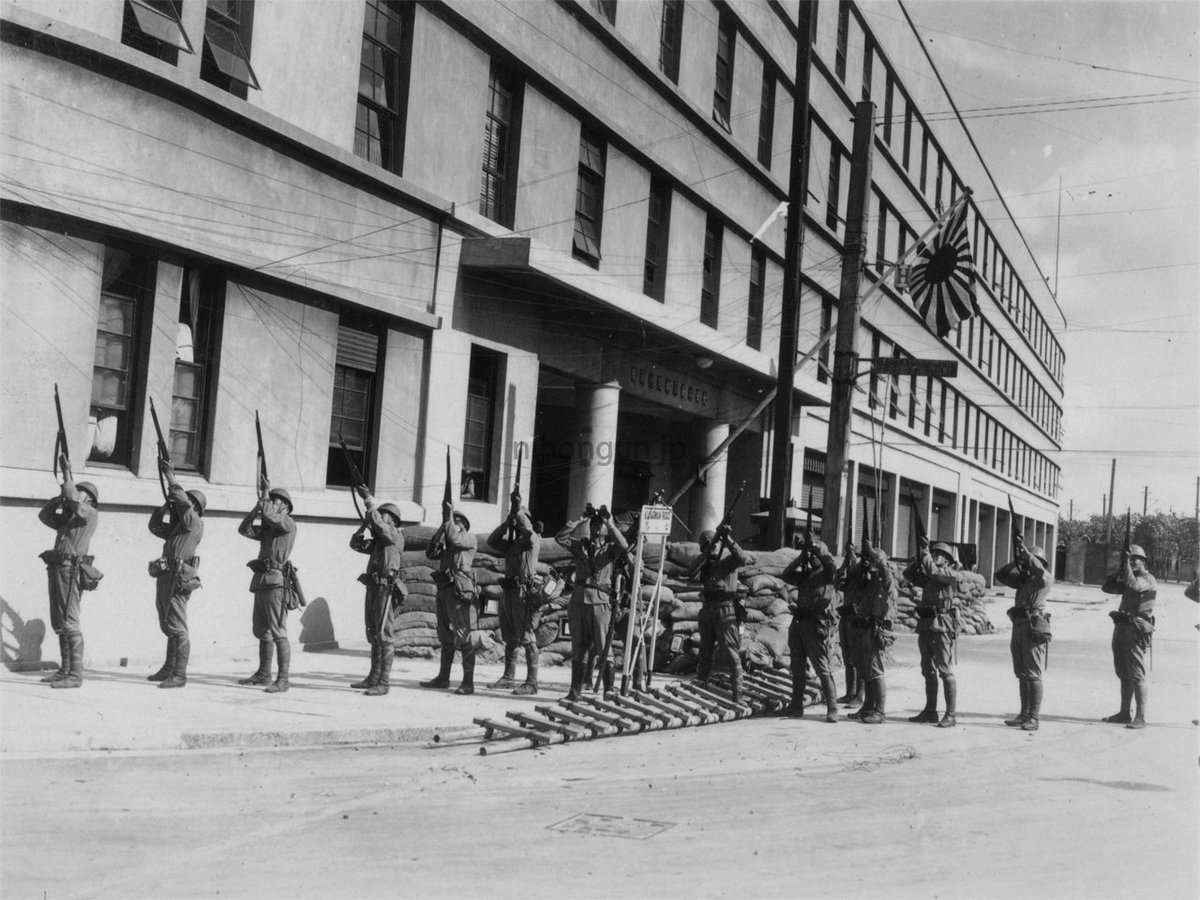 adachi_aus's tweet photo. A staged photo showing naval landing force troops defending the skies above the Shanghai SNLF HQ on Jiangwan Rd, 1937.

During the Battle of Shanghai the HQ was one of the National Revolutionary Army's main targets and was hit by a number of aerial and artillery strikes. https://t.co/DHvGBXiALS