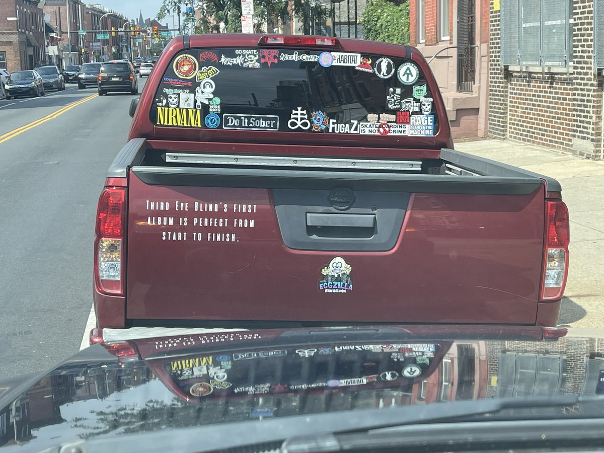 indeeproducer's tweet image. Saw this truck parked in front of me in the city today.  I thought @ThirdEyeBlind / @stephanjenkins might like to see this person’s review of #3EB ‘s first album… 

…on his truck. 😊 

#thirdeyeblind #semicharmedlife