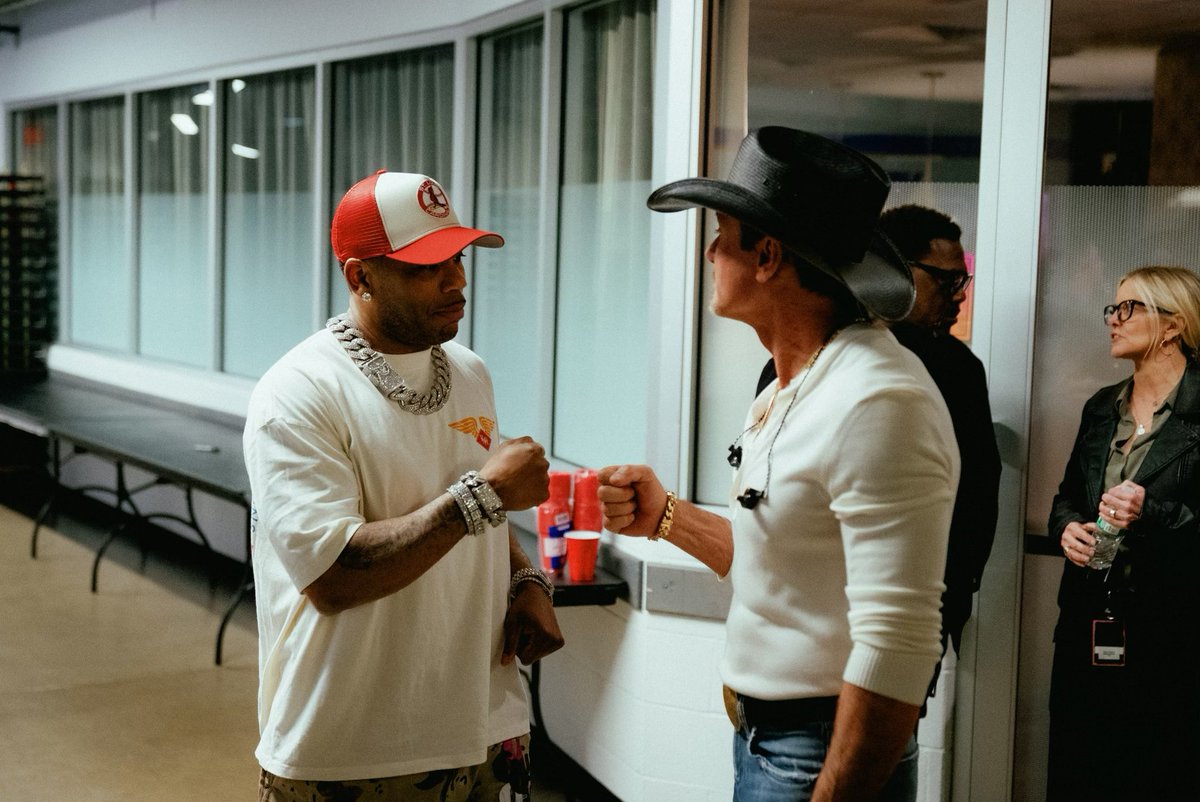 Gonna replay this moment over and over again…. Thanx Nelly for the big surprise in STL last night!!