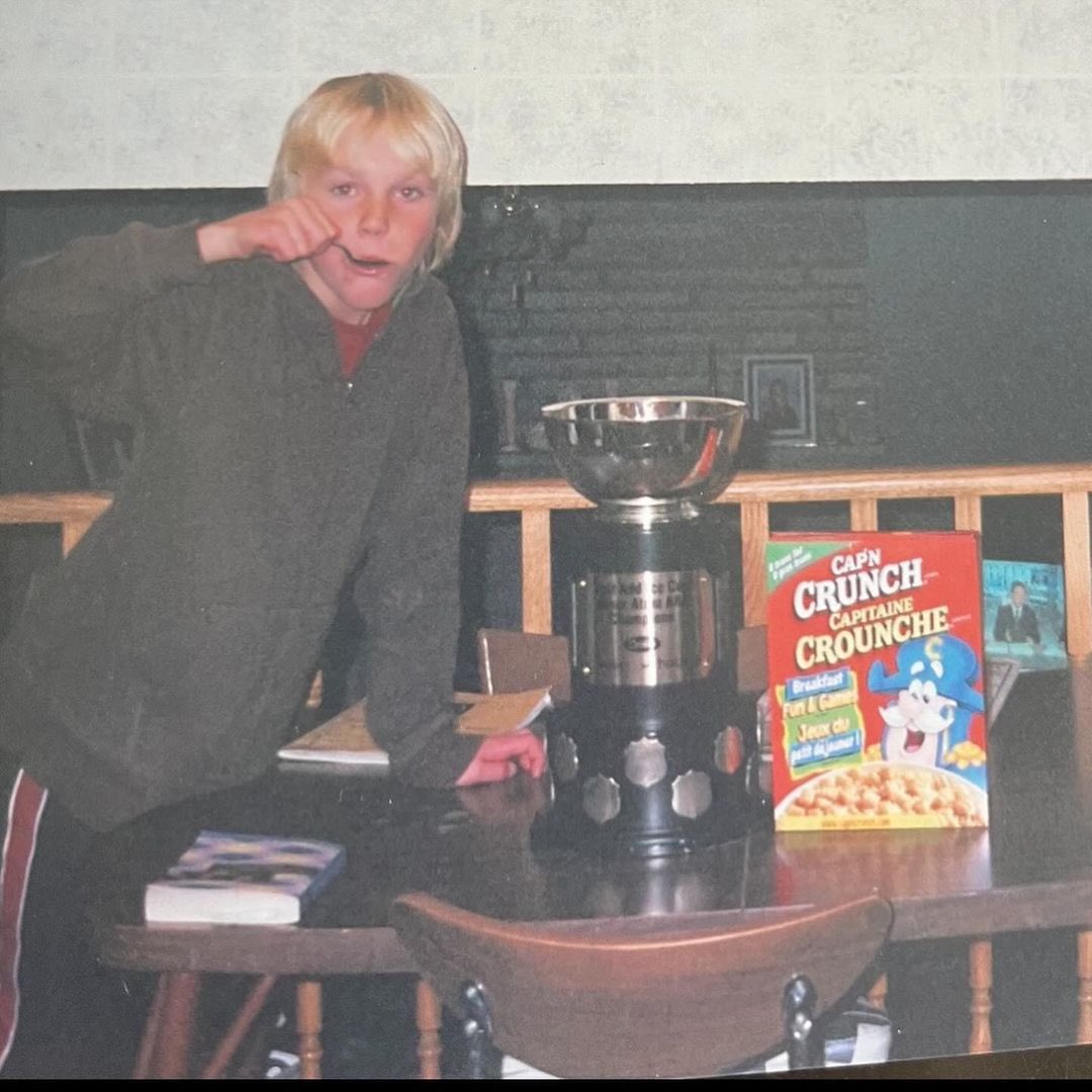 Goodable's tweet photo. When he was 6, the NHL's Sam Bennett made a promise to his dad that if he ever won the Stanley Cup, they would eat Captain Crunch cereal out of it.

This week, he kept his word.

(📸 @keeperofthecup) https://t.co/KEwoNXyJ97