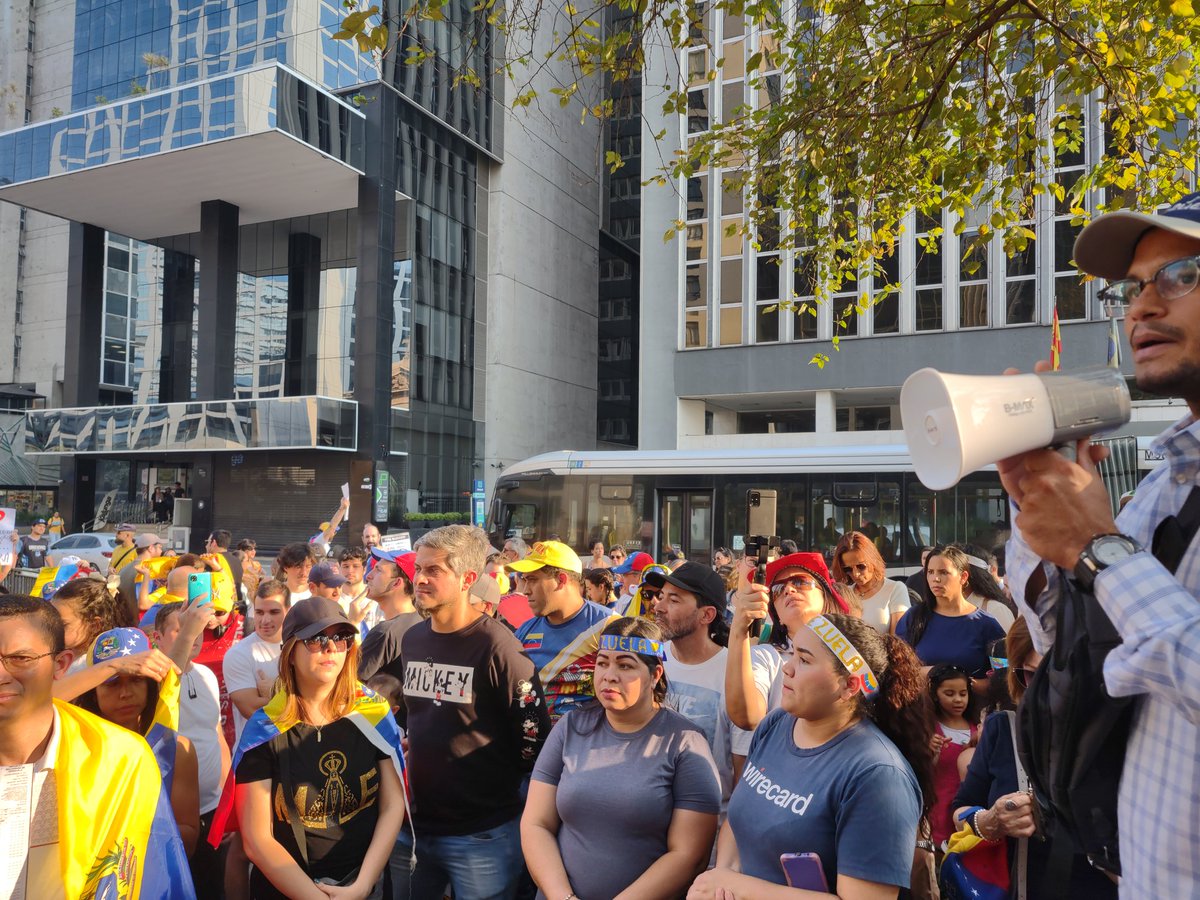 efren_colombani's tweet photo. @reps_moonchild Praça do Ciclista, Avenida Paulista, São Paulo, Brasil 🇧🇷 🇻🇪 ✊ https://t.co/5sduyTfnvw