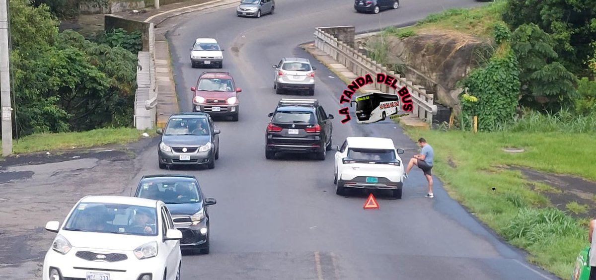 pittbullflow's tweet photo. @traficocr  @accidentecostarica @ACCIDENTESDECR @TicoTrafico vehículo liviano eléctrico varado con el aguacero ya más de dos horas haciendo presa puente virilla a tibas. https://t.co/EOEigz3bRd