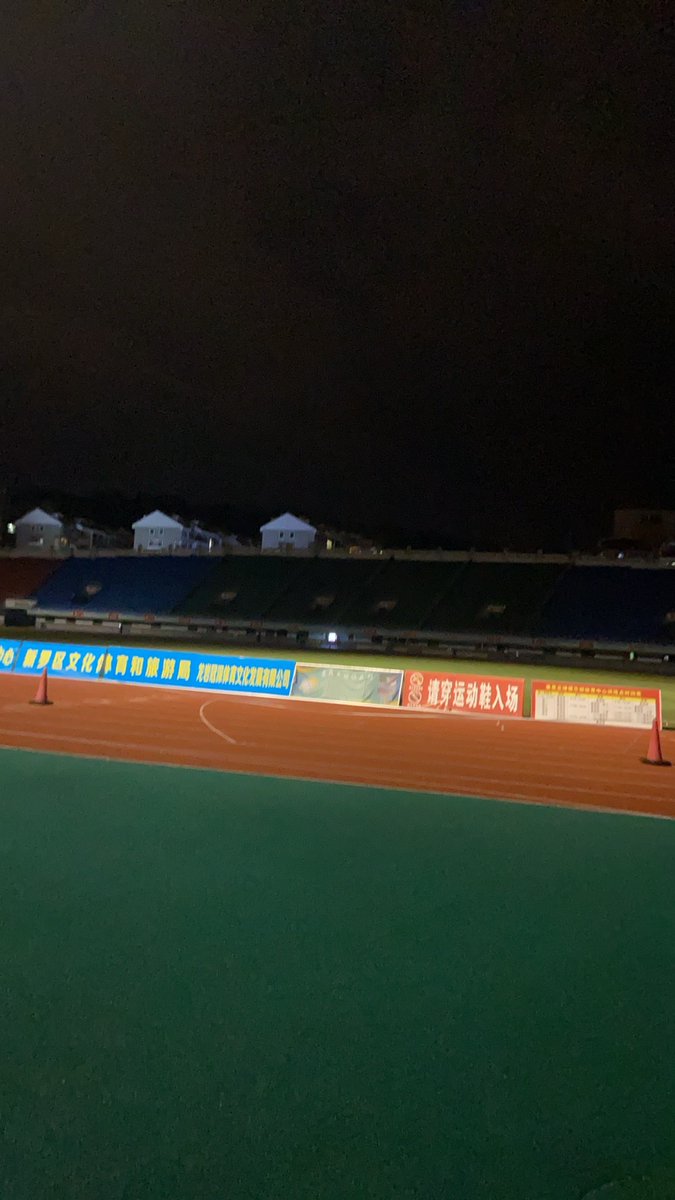 IDmiaoo's tweet photo. 焦虑，莫名其妙的，很严重
大概是激素水平的波动吧，或者单纯互联网不想让我好过，在星期天晚上刷到些不该看的东西
好久没睡好过了

每天都会下雨
做女孩子的好处是，至少想哭的时候可以直接哭一场，不会有太大的心理负担
每天都会下雨，带伞出去��走 https://t.co/YhhwO7R6CQ