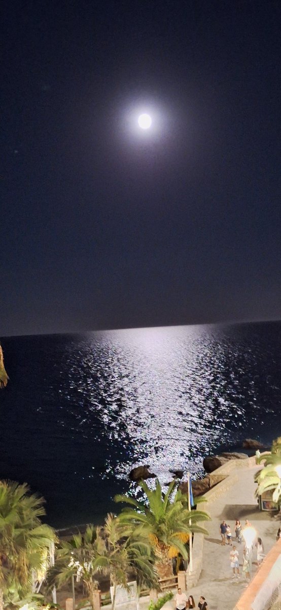calogarci95's tweet photo. #Fotopostales #Nerja #luna https://t.co/WW4HhHeSZQ