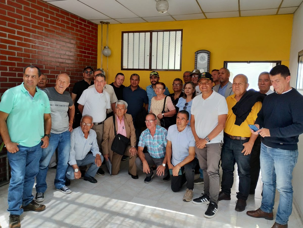 leopardoc2010's tweet image. Cada vez más unidos por el futuro de nuestro país y por la protección de la Constitución Nacional de Colombia. No permitiremos que se mancillen los derechos de las personas y mucho menos nos modifiquen la constitución y Ley al antojo de sociópatas de turno.💪🏻👮👮‍♂️👨‍✈️👩‍✈️💂‍♀️🪖