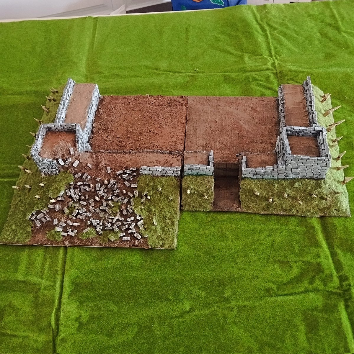 rc_wargaming's tweet photo. Some scenography for my Arnor Project. A stronghold, a ruined stronghold and woodfence. The Angmar troops will need some ladders to attack the walls.
#wargame #warmongers #ArnorProject #Arnor #MEBSG https://t.co/Lk3yNS9KlN