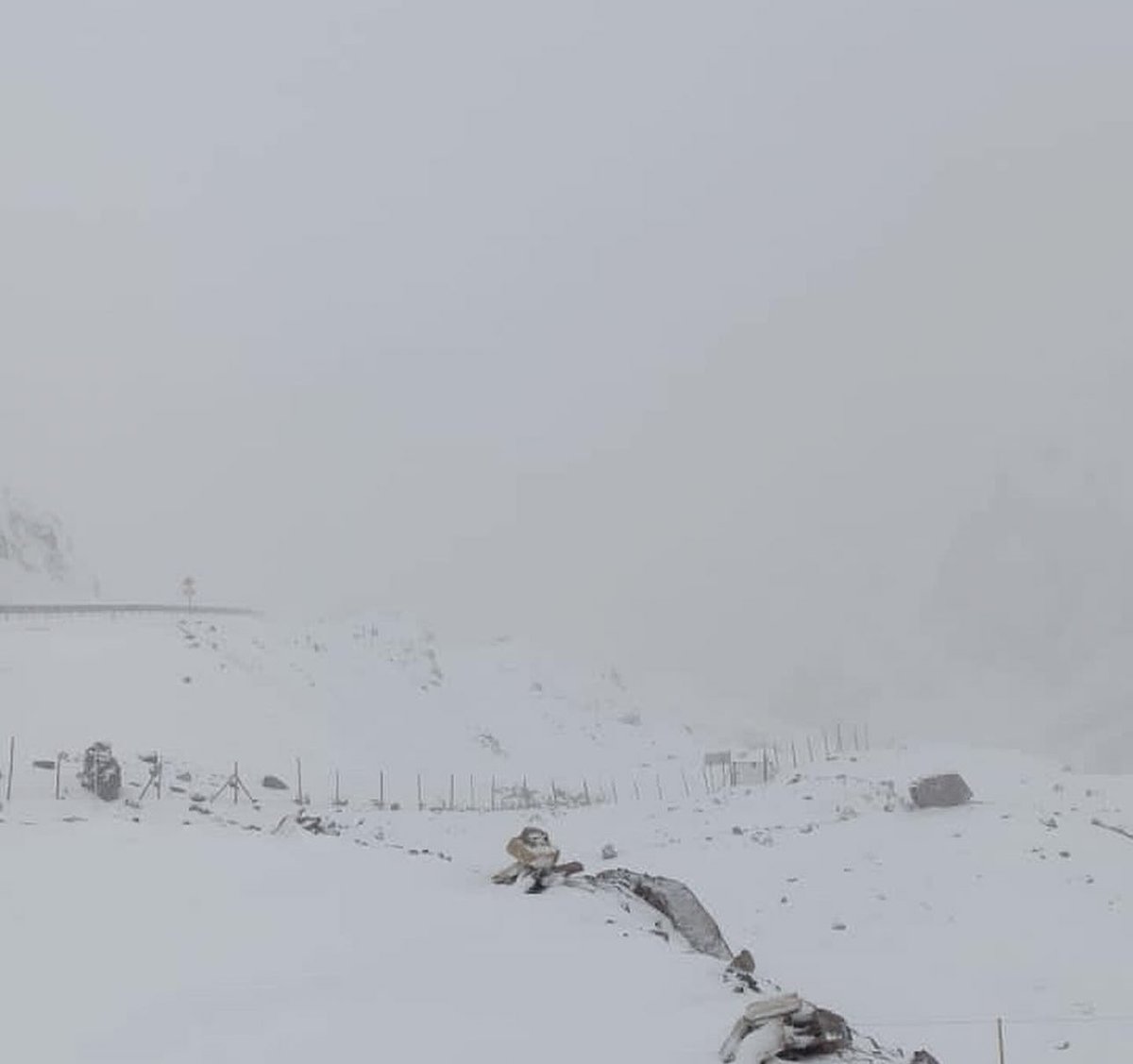 MeteoLaSerena's tweet photo. Más de 15 cm. de Nieve se habían acumulado hasta esta mañana en la Cordillera de #Vicuña #Elqui sector #LaLaguna. 🌨️

Las Nevadas volverán este próximo Martes.  🌨️⚠�� https://t.co/zO3e6UmKn1