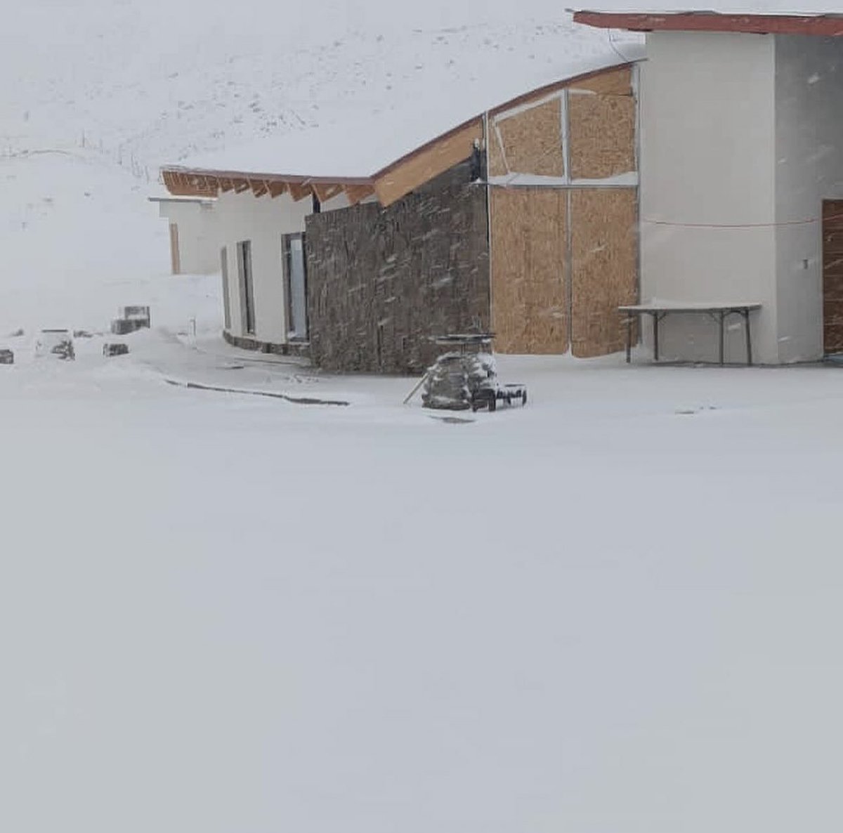 MeteoLaSerena's tweet photo. Más de 15 cm. de Nieve se habían acumulado hasta esta mañana en la Cordillera de #Vicuña #Elqui sector #LaLaguna. 🌨️

Las Nevadas volverán este próximo Martes.  🌨️⚠�� https://t.co/zO3e6UmKn1
