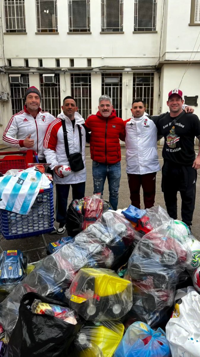 LVDT_14's tweet photo. Entre muchas cosas, pasó desapercibido.
Hoy, Los Borrachos del Tablón junto a un tal Ariel Ortega, fueron a un hospital de niños a entregar juguetes en su día. Esto no te lo va a contar ningún periodista. https://t.co/Bi1DF8kdqj