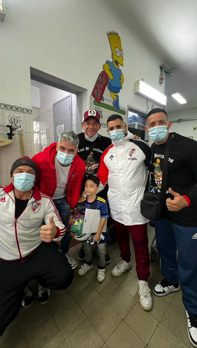 LVDT_14's tweet photo. Entre muchas cosas, pasó desapercibido.
Hoy, Los Borrachos del Tablón junto a un tal Ariel Ortega, fueron a un hospital de niños a entregar juguetes en su día. Esto no te lo va a contar ningún periodista. https://t.co/Bi1DF8kdqj