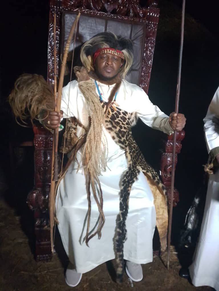 Pleins succès à Notre Mwami sa Majesté Alexandre KABARE RUGEMANINZI III NABUSHI XXX.
Puissent nos ancêtres lui donner intelligence et sagesse!
Notre franche collaboration lui est est garantie pour la poursuite des actions de développement à Kabare!
Zigashane!