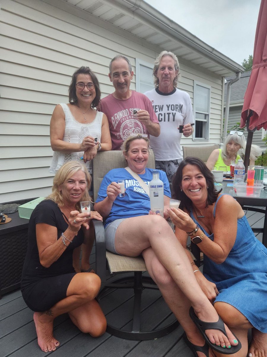 leeder290's tweet photo. Good times doing shots of #cooleswan #summerfun #sundayfun https://t.co/zFecm1ywdl