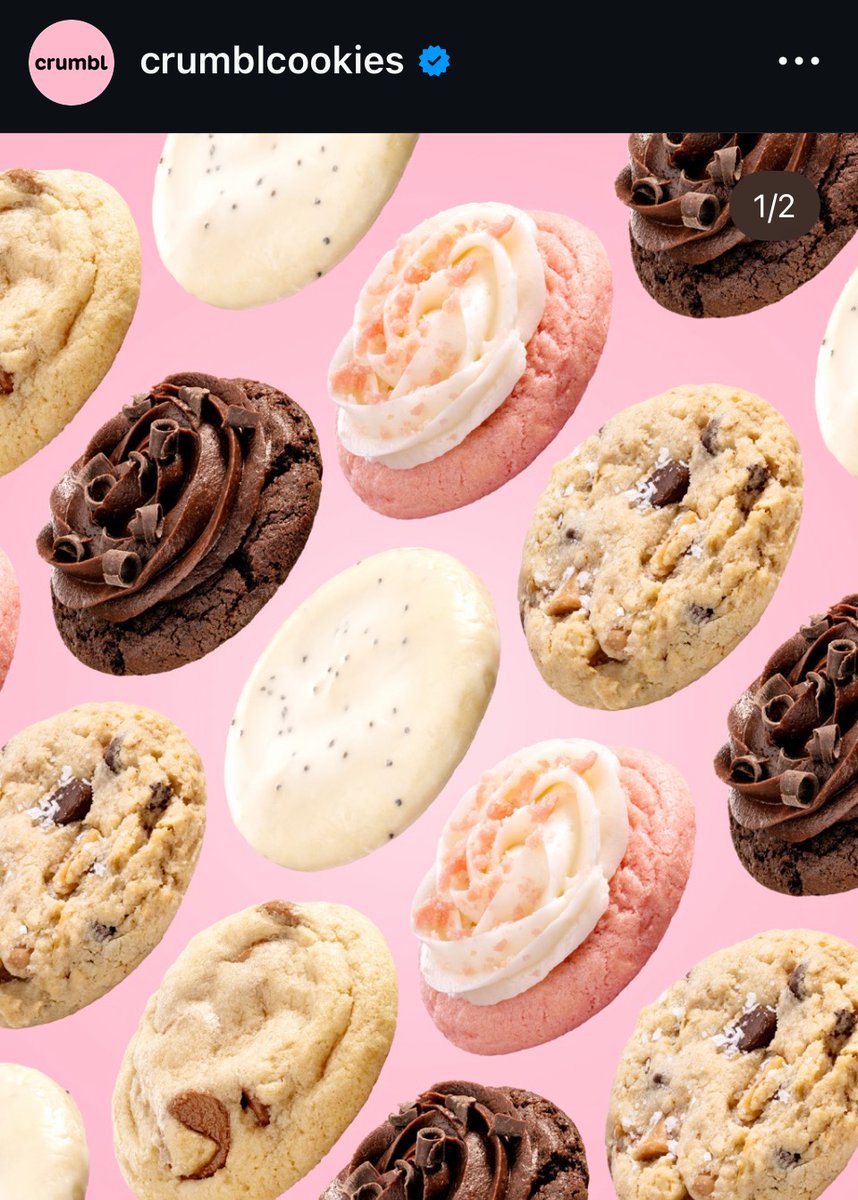 Maitech_'s tweet photo. CRUMBL: La empresa que vende cookies por más de $1 mil millones al año 🍪🦄

En 2017 dos emprendedores lanzaron un negocio de cookies sin tener ningún tipo de experiencia en pastelería ni una receta secreta.

A pesar de ser un mercado saturado, lograron distinguirse y generar hype utilizando la estrategia “drops” popularizada por las grandes marcas de ropa. Todas las semanas hay un menú nuevo y la gente hace colas interminables para probar sus cookies.

[🧵HILO] Esta es la historia de cómo dos profesionales dejaron sus trabajos en tecnología y marketing, invirtieron $68 mil USD y lograron facturar $1 MIL MILLONES vendiendo cookies y abriendo +990 locales en solo 6 años. ¿Qué los diferenció del resto?