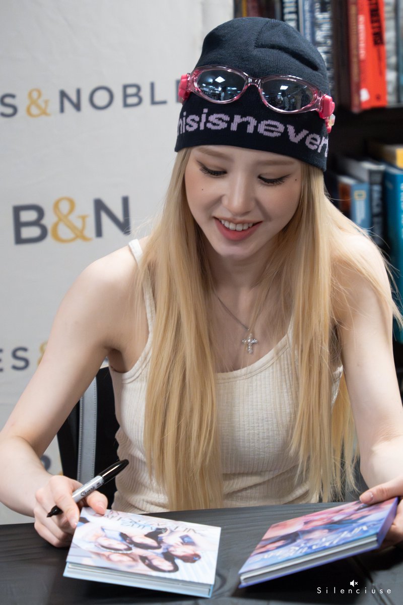 Silenciuse's tweet image. 240815 ARTMS Barnes &amp;amp; Noble Album Signing in NYC

drive.google.com/drive/folders/…

#아르테미스 #희진