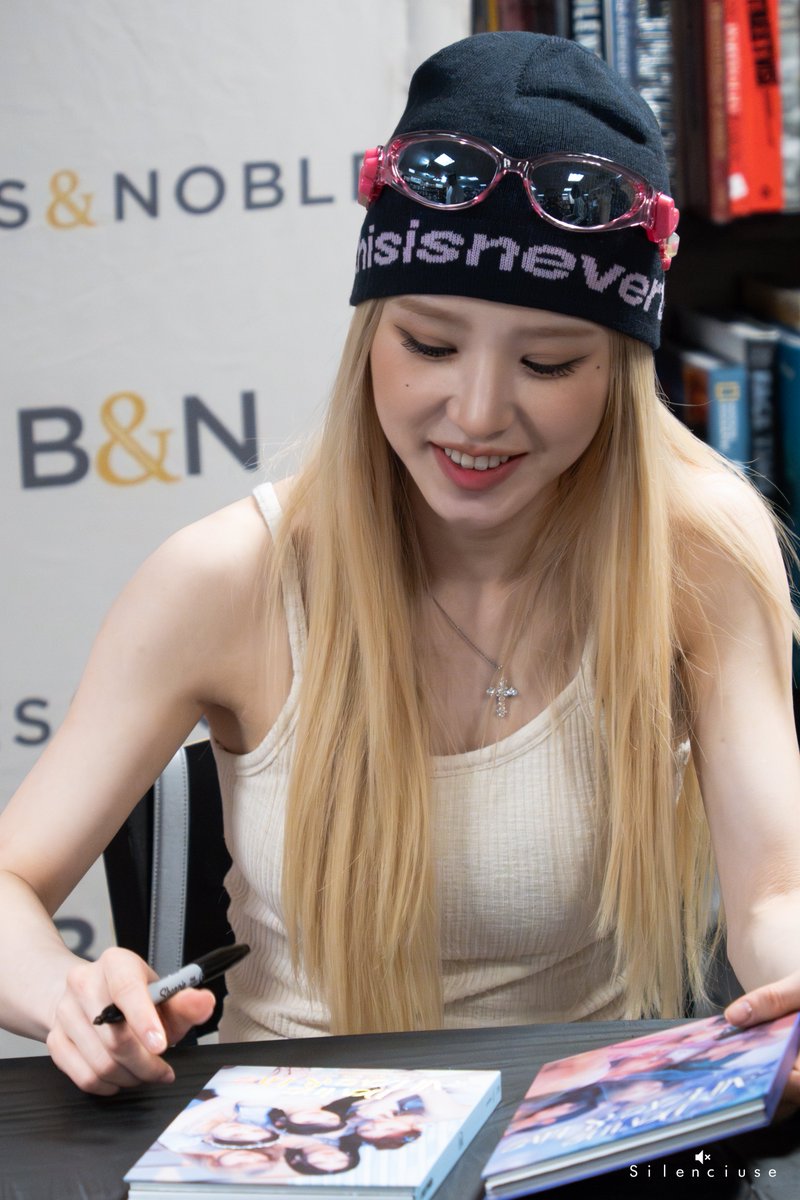 Silenciuse's tweet image. 240815 ARTMS Barnes &amp;amp; Noble Album Signing in NYC

drive.google.com/drive/folders/…

#아르테미스 #희진