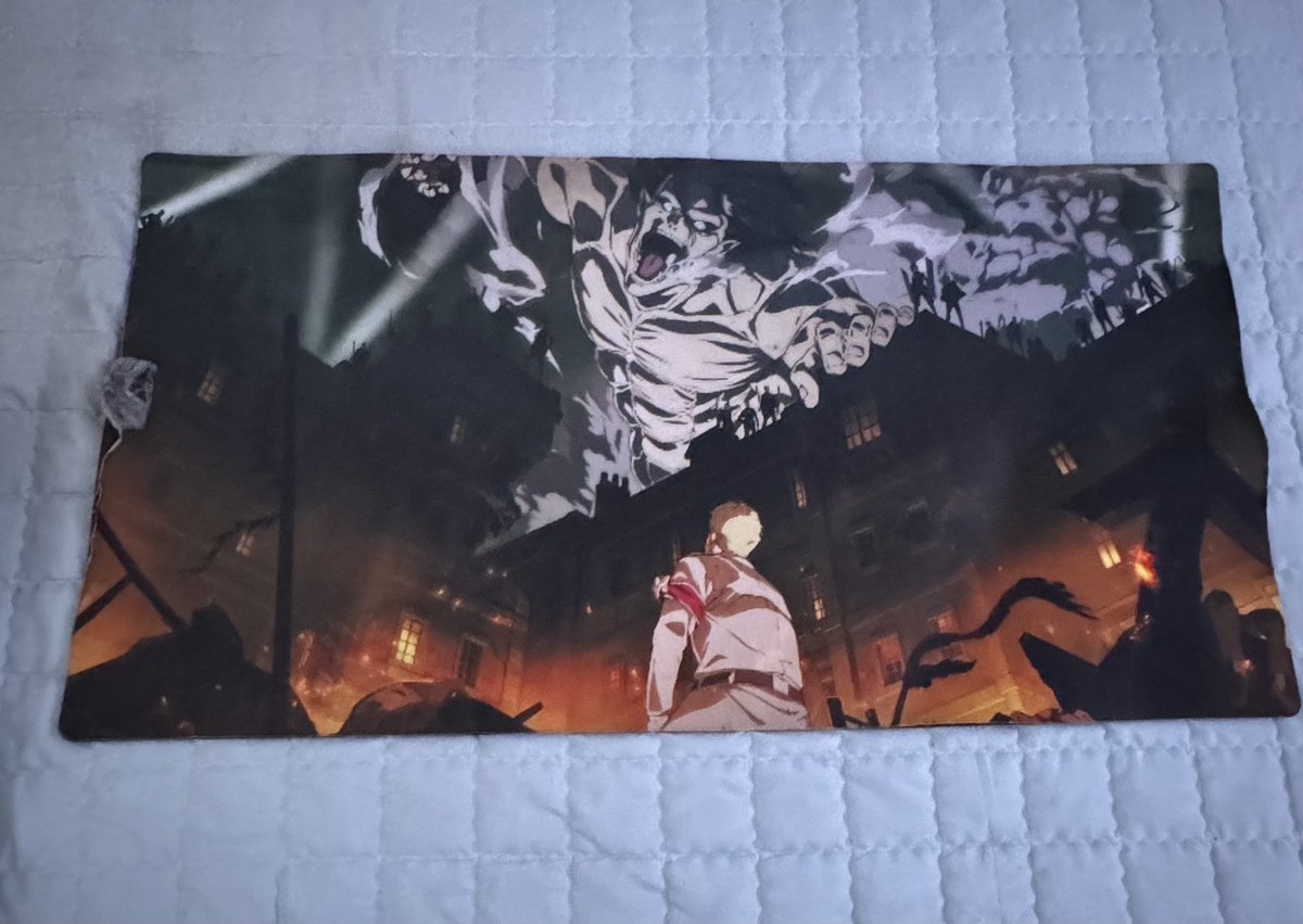 Yo je vend mon ancien tapis de souris très bon état ( à part déchirure sur le côté ( seule défaut) )