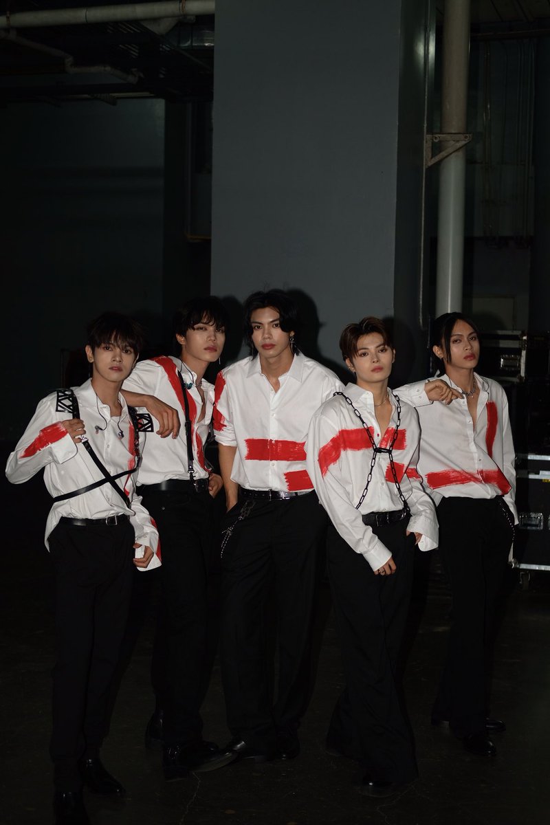 itswen0's tweet photo. My boys dominated the MOA Arena on the same month huhuhu 🥲🥺 @asusna_jpg 

NCT DREAM - August 10&amp;11, 2024
NEW:ID - August 18, 2024

The colour of their fits as well!
🖤❤🤍 https://t.co/GkzUQdSD9c