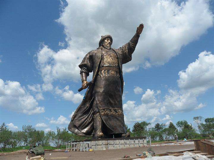 Manchuria_free's tweet photo. The world's largest statue of Genghis Khan stands tall in Guorlos Front Banner (part of Jirim League), Songyuan, Manchuria. It is the land of Khorchin-Guorlos tribe, relatives by marriage of Manchu royal family. They are direct descendants of Genghis Khan's brother Jochi Khesar, https://t.co/NRkL7yZiHH