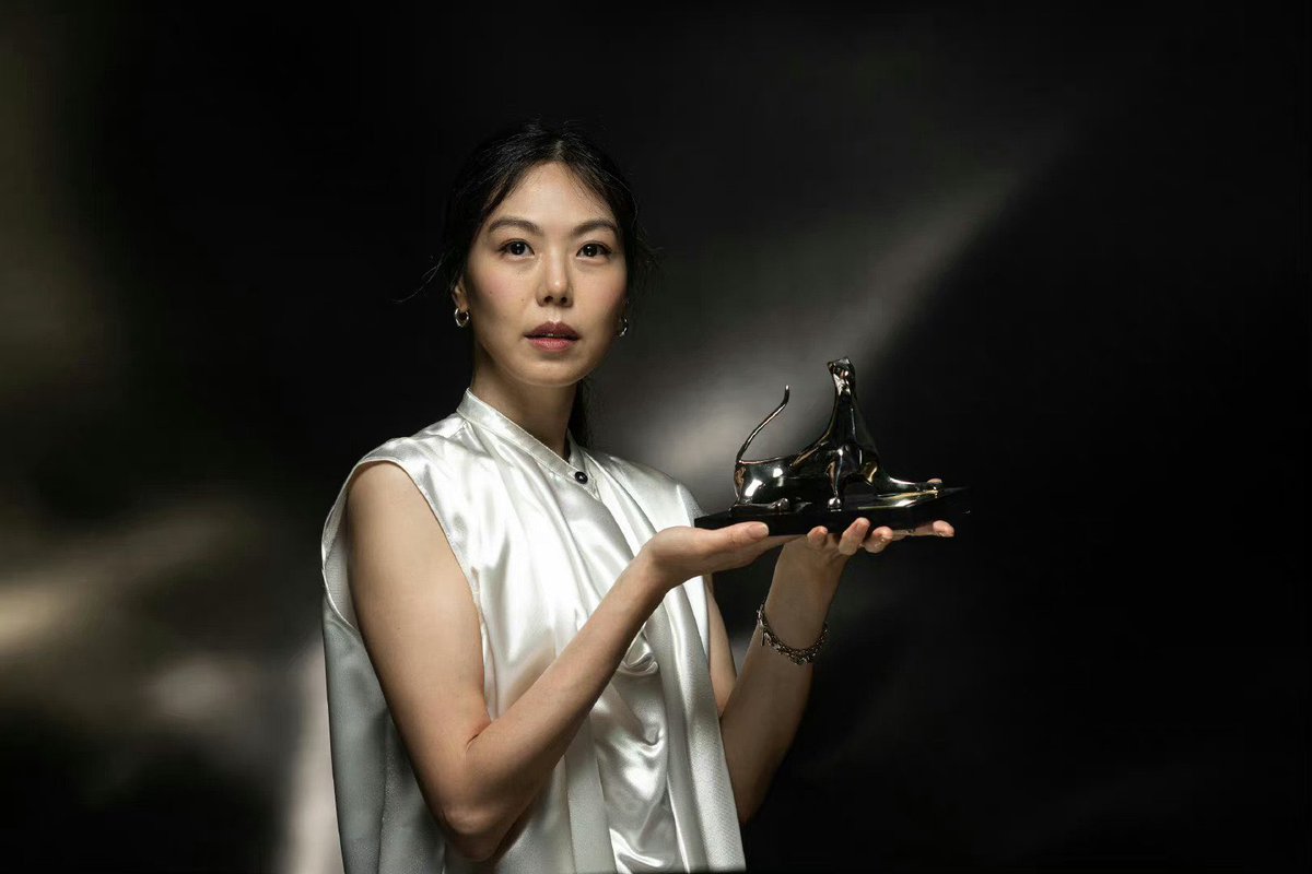 KimMinheeArchiv's tweet photo. Kim Min-hee with her Pardo award at the 77th Locarno Film Festival ♡

#김민희 #KimMinhee #Locarno77 https://t.co/1ifDdbzJUU