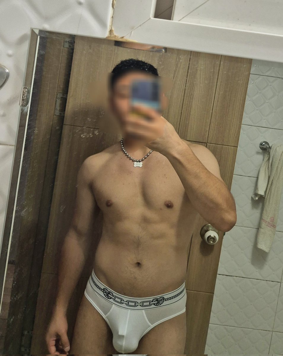 @ucsdscene1 
목걸이 + 팬티😏