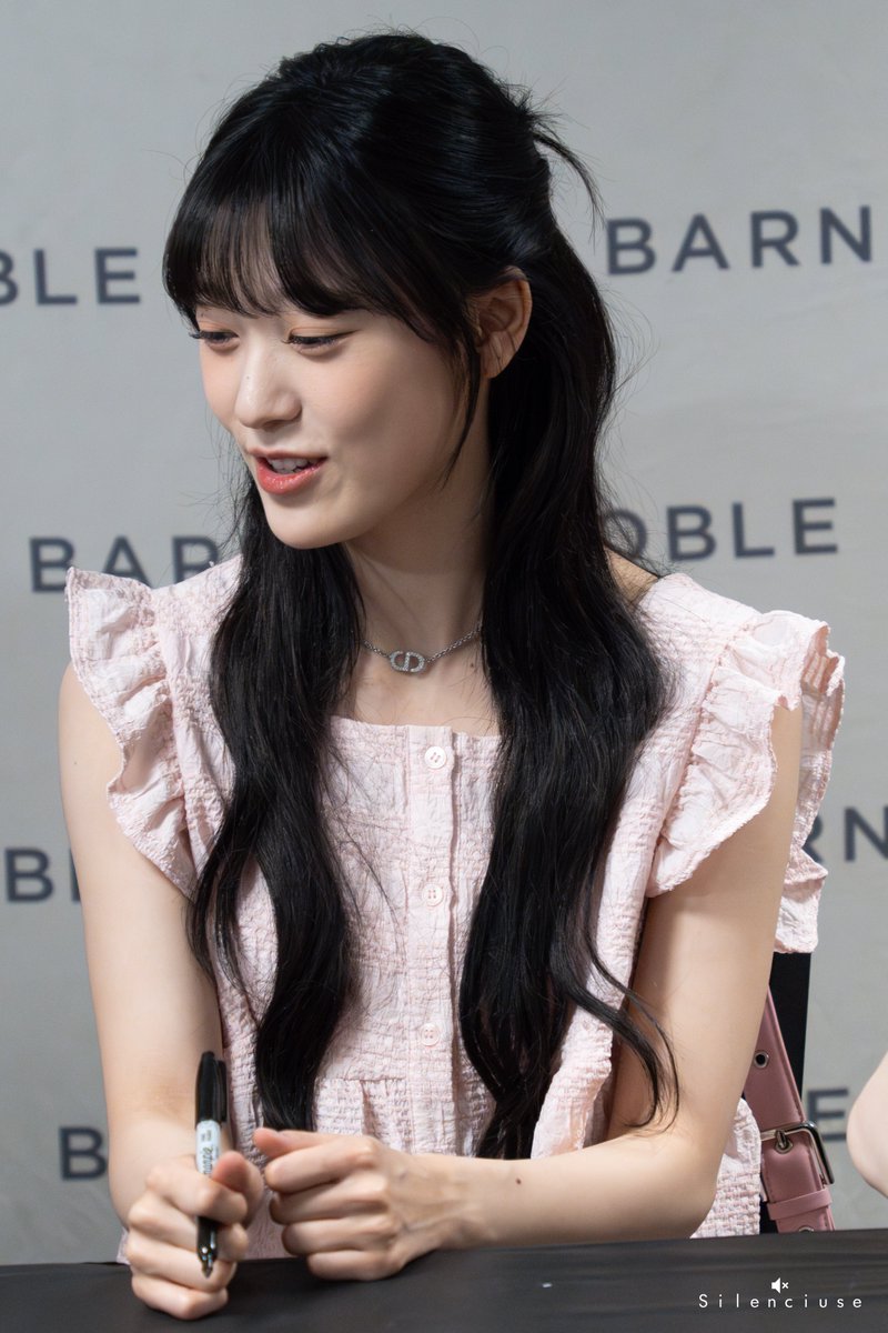 Silenciuse's tweet image. 240815 ARTMS Barnes &amp;amp; Noble Album Signing in NYC

drive.google.com/drive/folders/…

#아르테미스 #최리