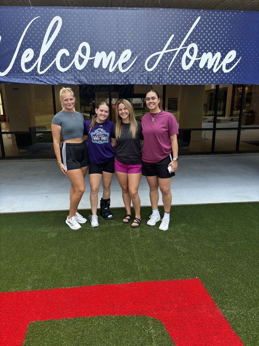 We are so excited to have our transfers on campus finally! Welcome HOME ladies! 

#SwampEm | #GoPatsGo