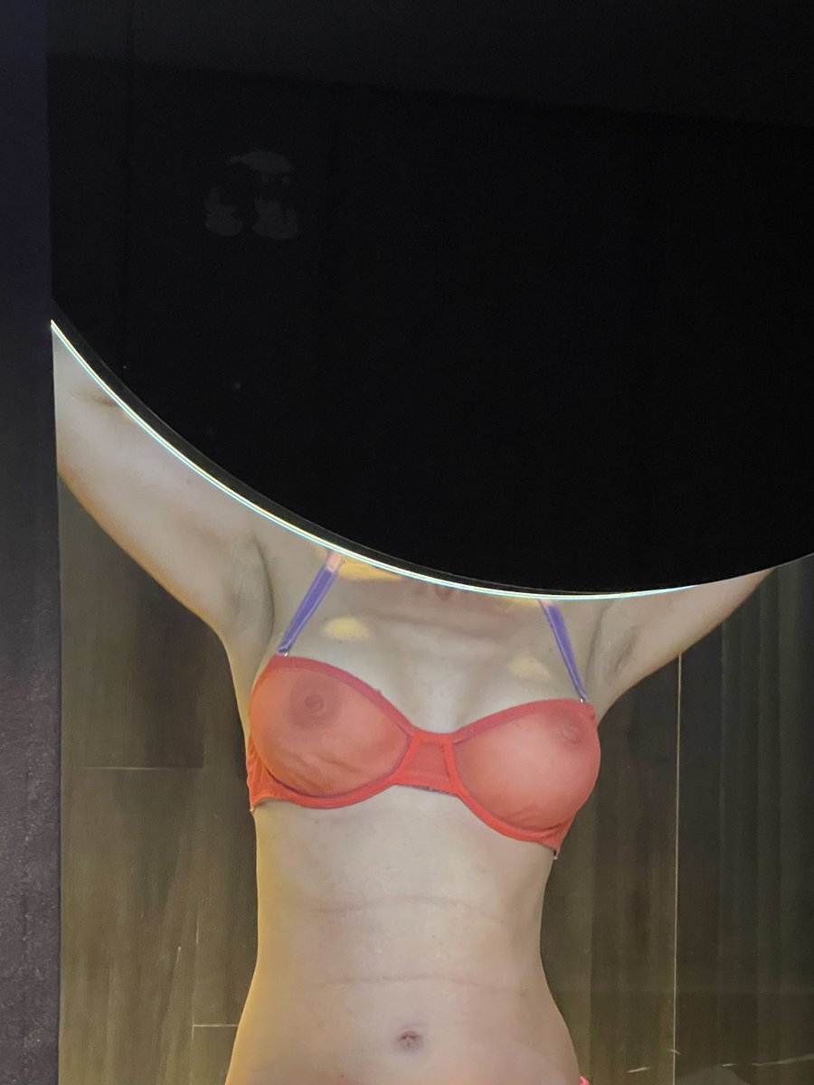 Der Spiegel zeigt, was vor ihm steht, doch seine wahre Tiefe offenbart das, was verborgen bleibt.